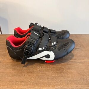 Peloton Cycling shoes- Like new- Unisex - Women’s size 9 -Men’s size 7